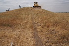 Начало раскопок скифского кургана. Снятие верхней части насыпи с помощью бульдозера.