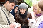 2009 год: А.Е. Тарасов  выставляет оценки за семинар на пленэре